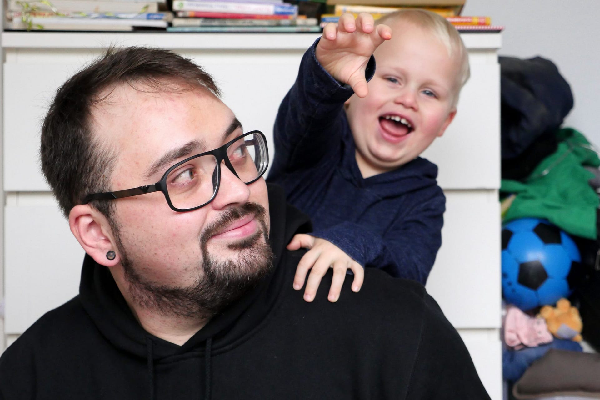 Portrait: Vater und Kind im Kinderzimmer
