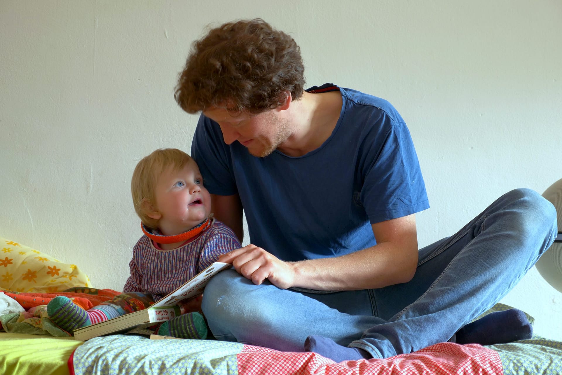 Portrait: Vater und Kind mit Bilderbuch